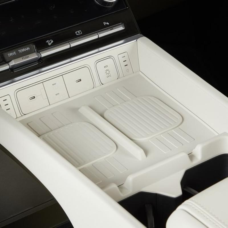 Car Phone Non-slip Charger Mat Silicone Protective Pad Wireless Charging Pad for Hyundai Santa Fe 2025 Auto Interior Accessories