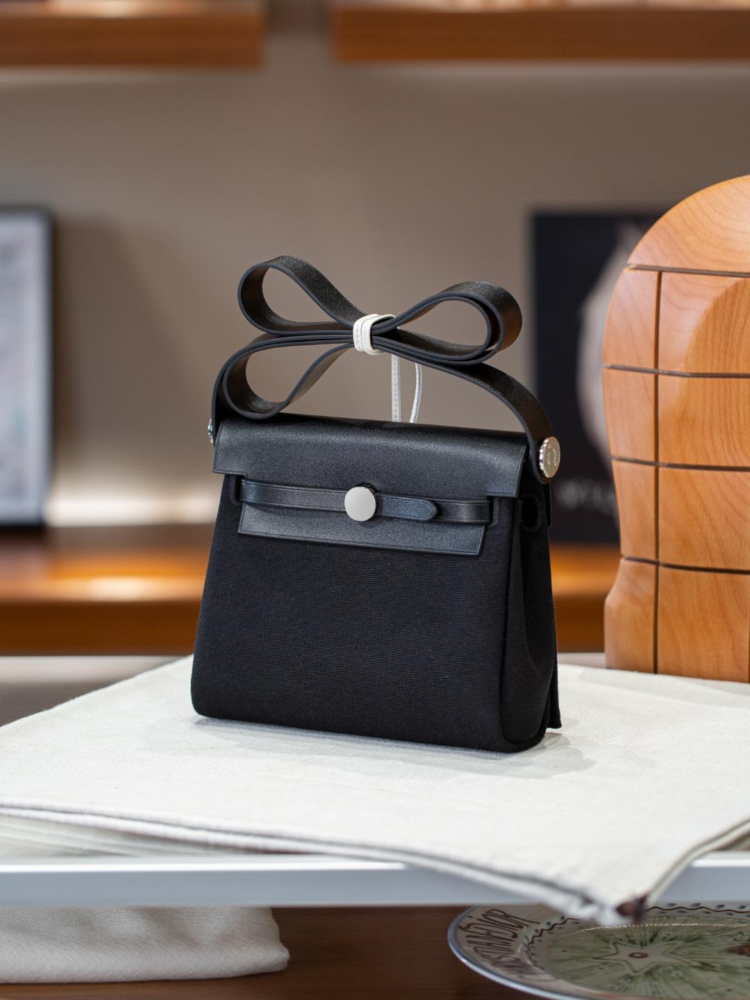 

Cartier Новая Модель Сумка-тоут Мини из Натуральной Кожи Женская Сумка Легкая Роскошь Высококлассное Ощущение Носки Сотня Сочетаний Одинарный Кожаный Ремешок Сумка Кроссбоди 20cm чёрный