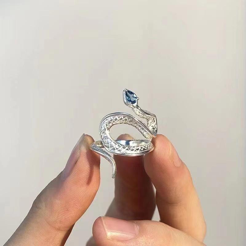 

Кольцо-змея с открытым камнем и топазом Sea Blue Topaz 2024 года — креативный нишевый дизайн, шик и стиль