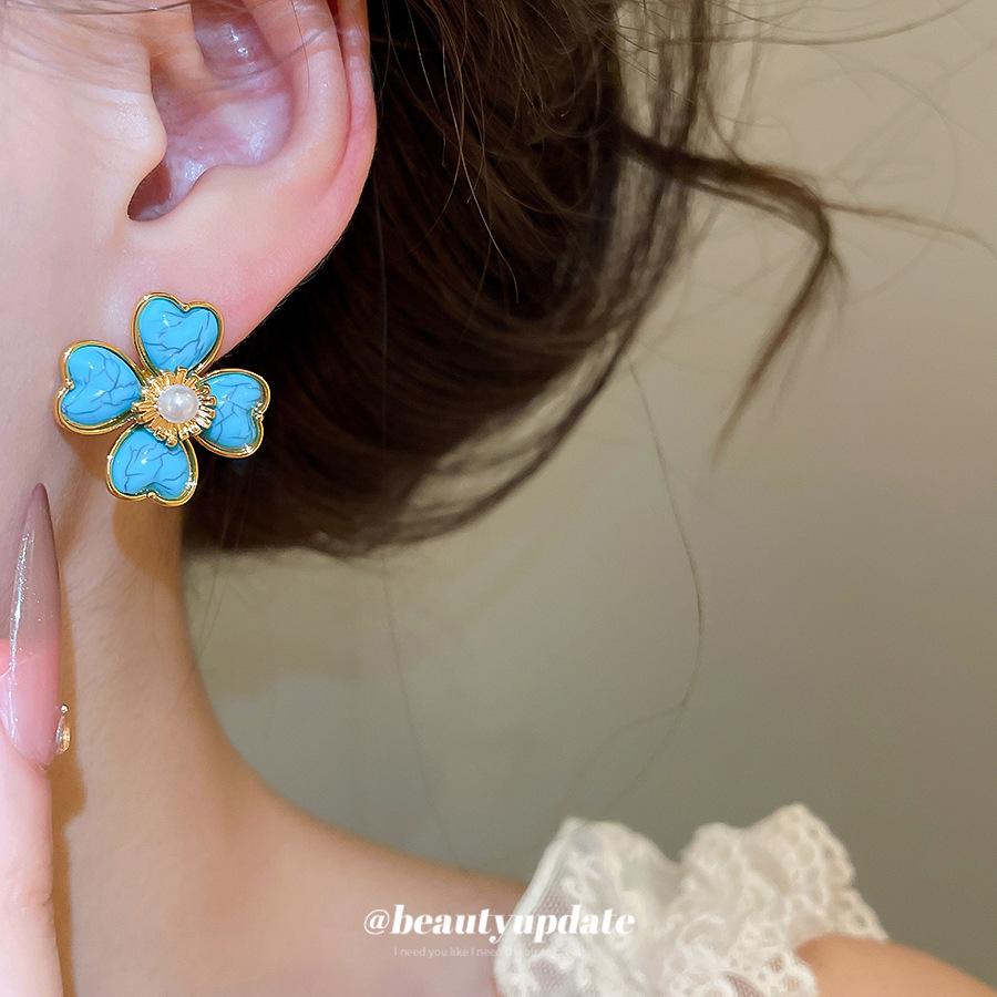 18k Gold Plated Pearl Resin Gradient Flower Stud Earrings with Silver Needles – Retro and Elegant Design.