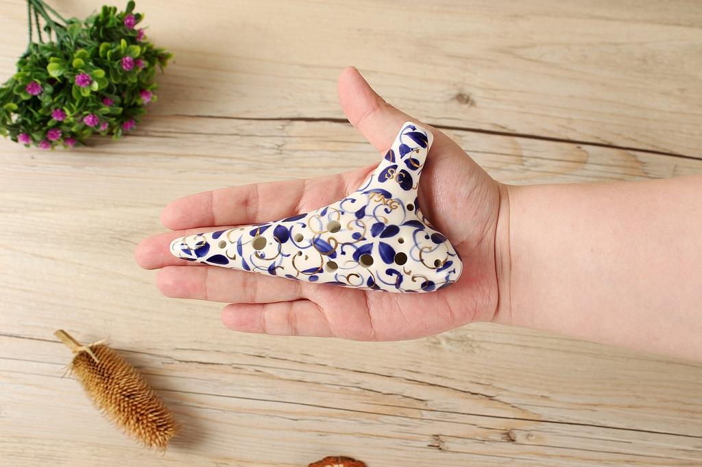 TNG Ocarina Instrumento Musical Luxo Único Ocarina Vento Vento Acabamento Esmaltado Flor Azul Porcelana [Soprano/C Key/SC/12 Furos/Branco e Azul]