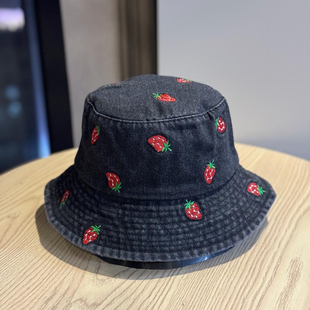 Korean-style strawberry embroidered denim bucket hat for men, wide brim sun protection, fashionable and versatile, makes the face look smaller,