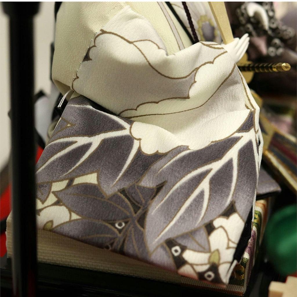 Panenky Hina Panenky Hina Vitrína s princem, dekorace na vitrínu s červenou barvou, panoramatická skleněná vitrína s třešňovými květy a kuličkami, výšivka, zadní strana, šířka x hloubka x výška 38 cm