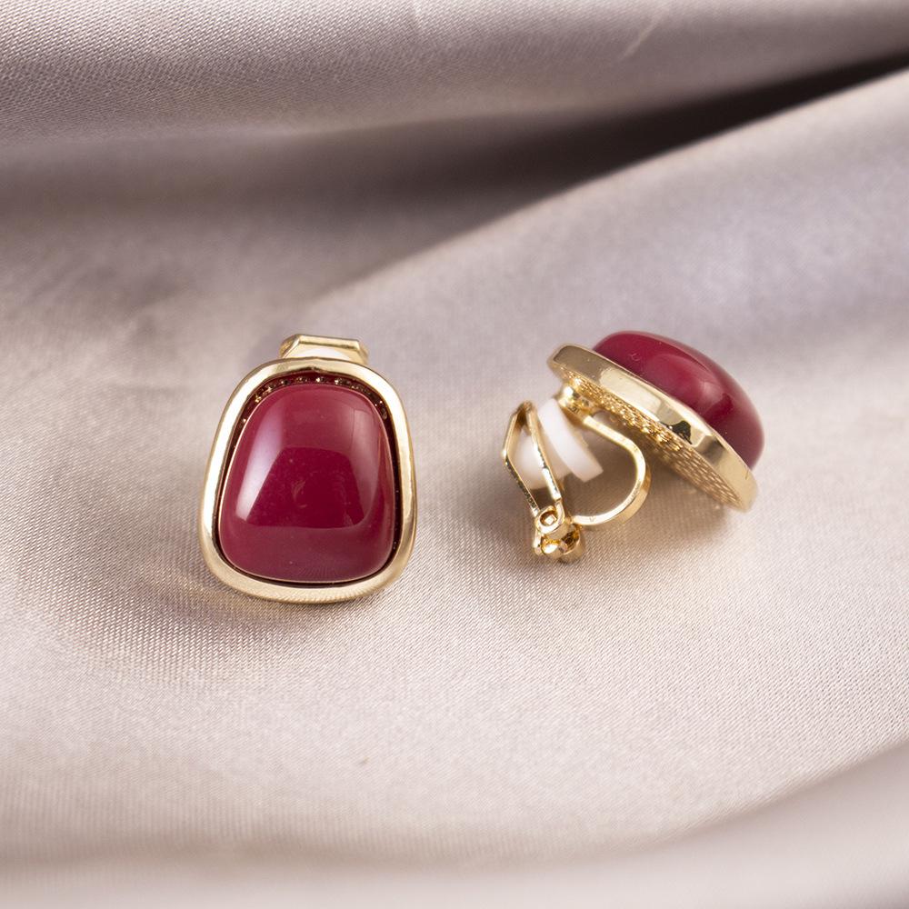 Elegant Clip-On Triangle Earrings for Non-Pierced Ears - Versatile, Light Luxury for Everyday Wear.