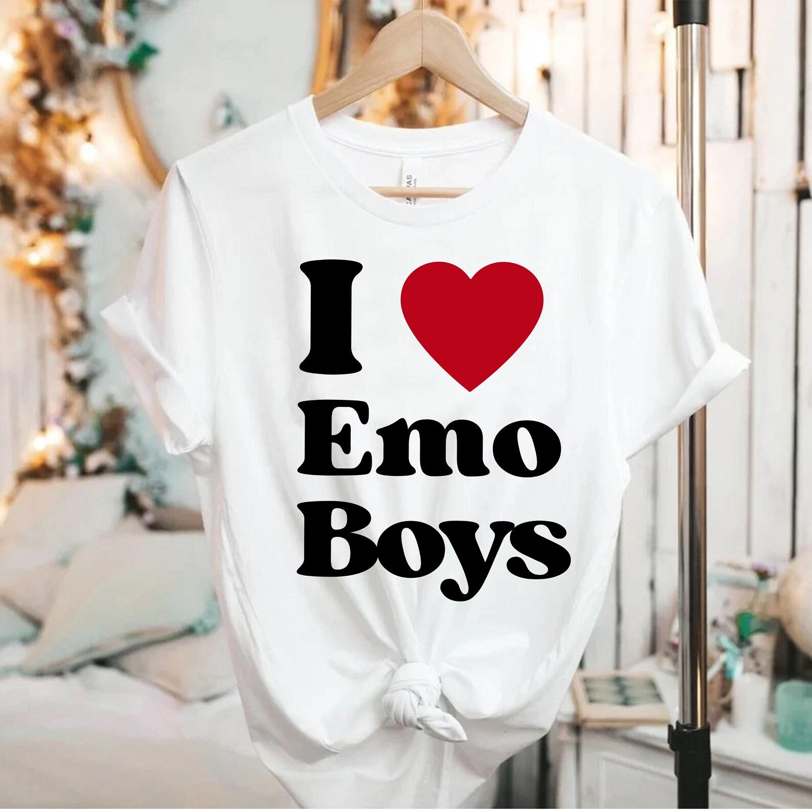 I Love Emo Boys Tee: Y2K Heart Slogan T-Shirt 3XL