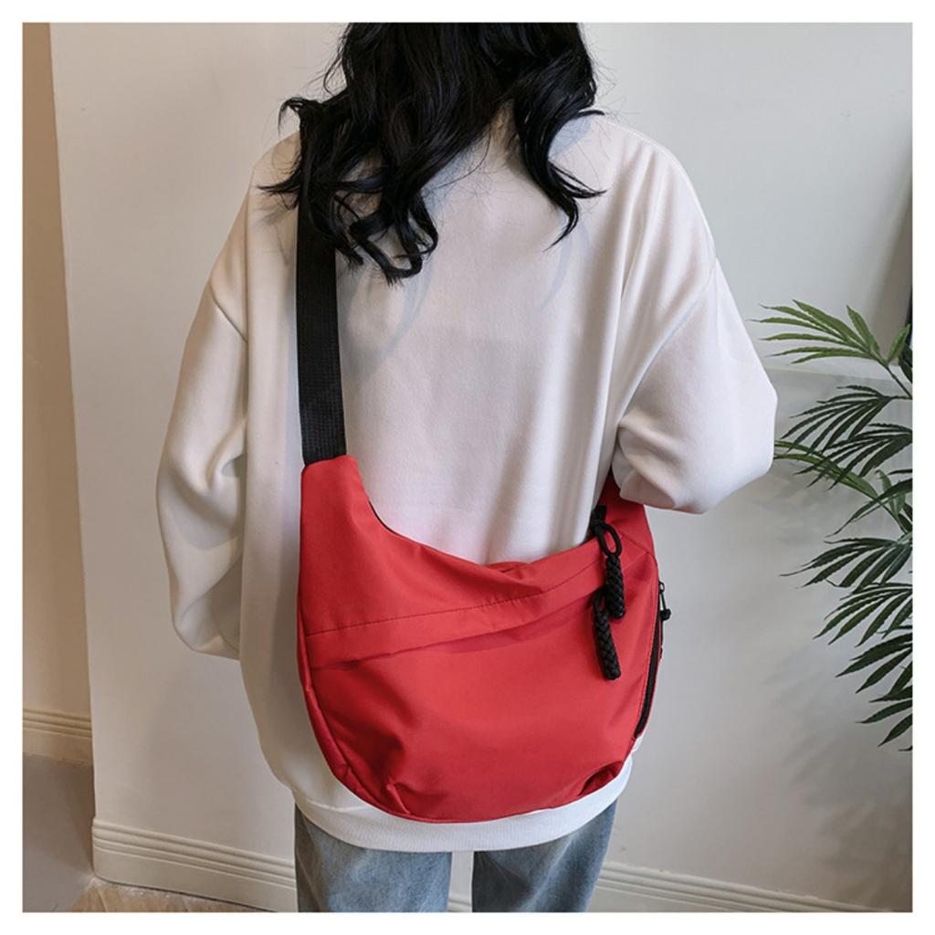 Torba typu tote w stylu neutralnym z paskiem do noszenia rzeczy fitness. Nowa mini torebka w stylu ulicznym z paskiem na ramię. Lekki