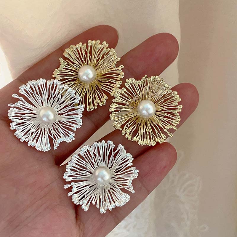 Exaggerated Metal Flowers Zircon Stud Earrings For Women Fashion Gold Color Hollow Round Temperament Earrings Zircon Party Gifts