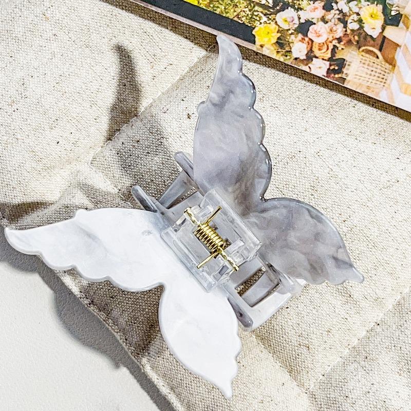 The Oval Hair Clip Exudes A High-end Feel. The Half-tied Shark Clip At The Back of The Head Is A Fashionable Hair Accessory