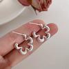 Niche Hollow Small Flower Earrings Simple Retro Fashion High-end Sense Exquisite Design Dainty Women's Daily Versatile Earrings