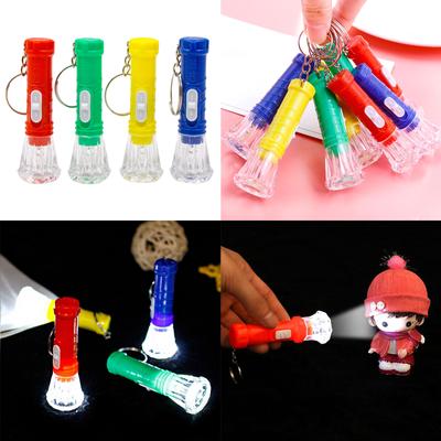 10 stuks Mini LED zaklamp sleutelhanger Draagbare LED zaklamp voor campingfeestje Gunst voor kinderen Volwassenen Zaklamp Speelgoed
