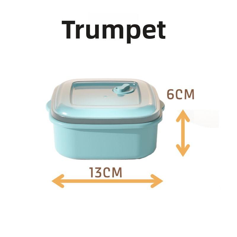 Leichte zweilagige Kunststoff-Lunchbox mit Fächern für Mahlzeiten von Schülern. Mikrowellengeeignet. Wird mit einem Behälter für Dippsauce geliefert.