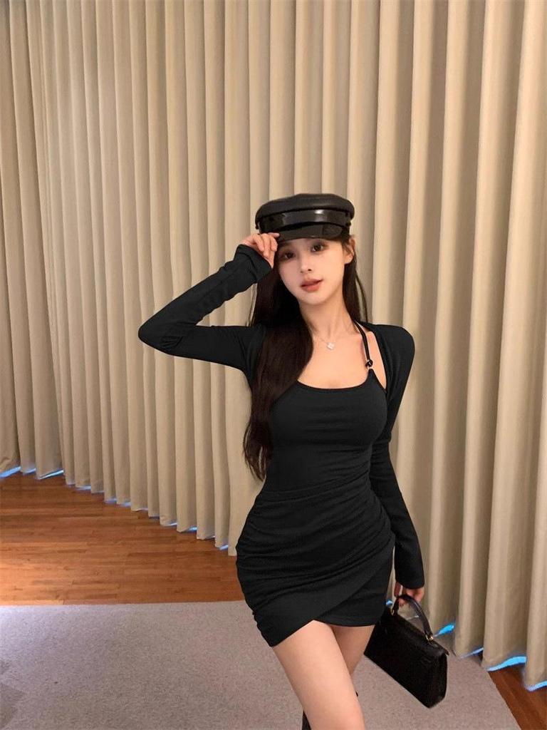 Women's Sexy Halter Neck Fake Two-Piece Dress – Long-Sleeved, Pleated Waist, Tight Hip-Wrap, Perfect for Autumn and Winter