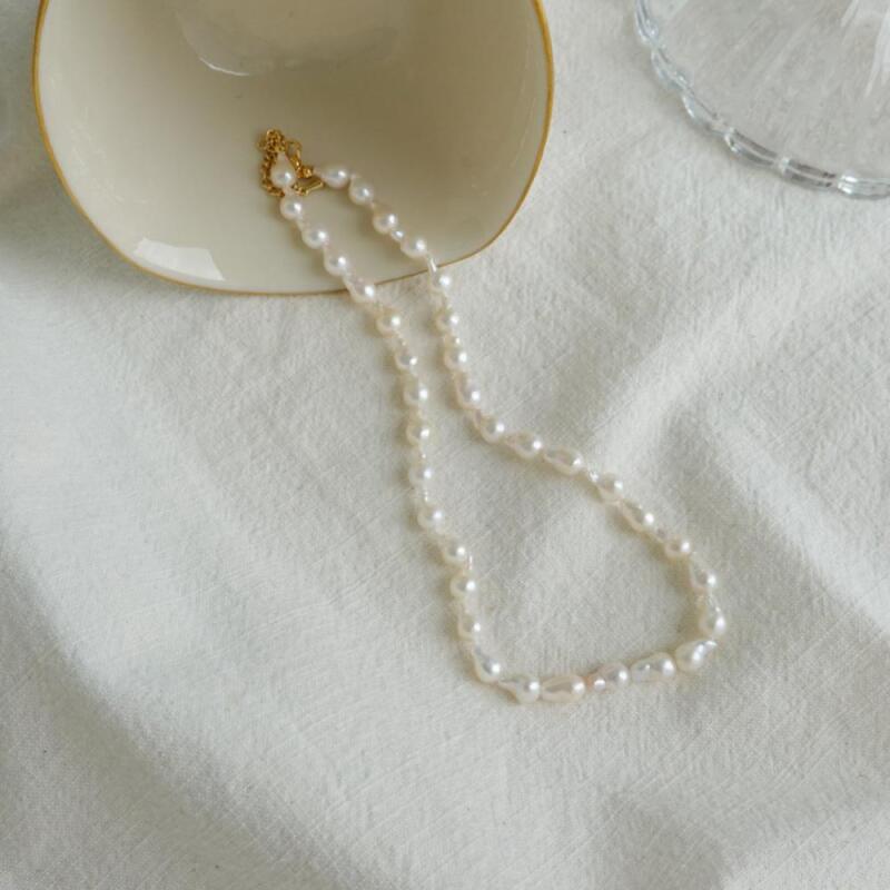 

Hostile Necklace, delicate and elegant beaded pearl ivory