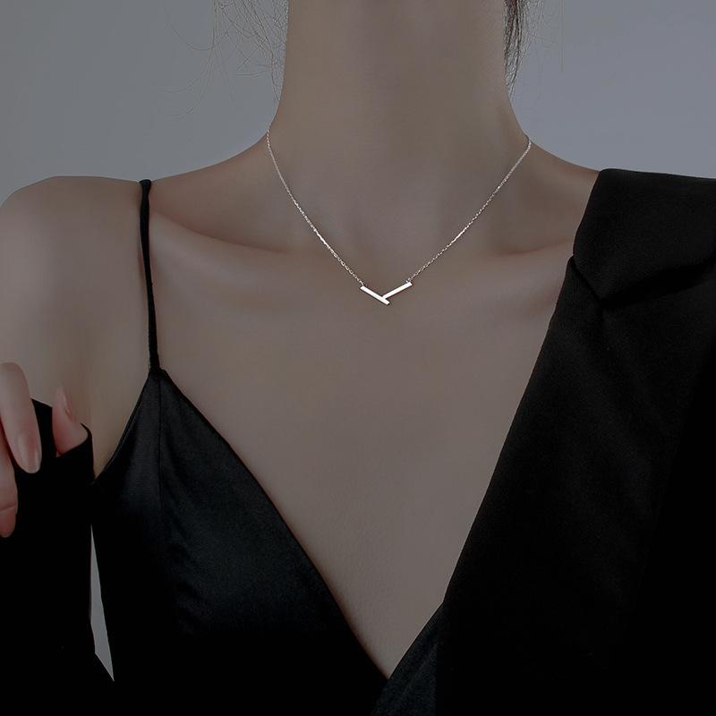 2026 summer new geometric necklace women s high-end design sense niche simple clavicle chain necklace women s light luxury