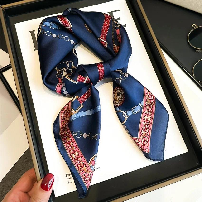 Petit Foulard Carré de Luxe à Imprimé Chaîne en Soie Simulée Foulard Mince pour le Cou Mode Écharpe de Tête Pare-Soleil Femmes 70x70cm