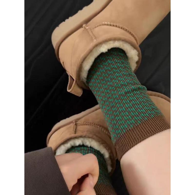 

The Retro Style of The Checkered Pattern with A Pile-up Effect Really Makes A Girl Look Slimmer with Mid-calf Pile-up Socks 1 pair