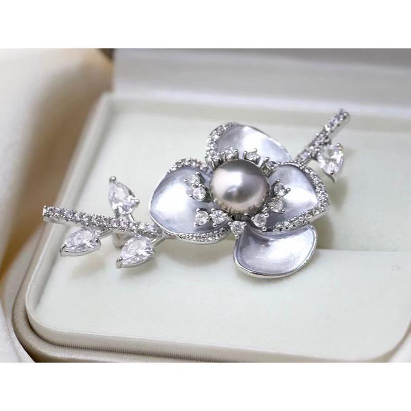 

Элегантная брошь «Цветущая слива»: Позолоченная медь с деталями из циркона и жемчуга