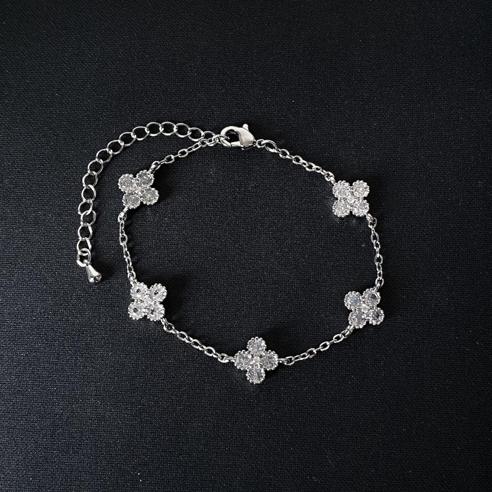 Four-leaf Clover Bracelet for Women Sophisticated and Elegant with Zircon Accents Versatile and Stylish