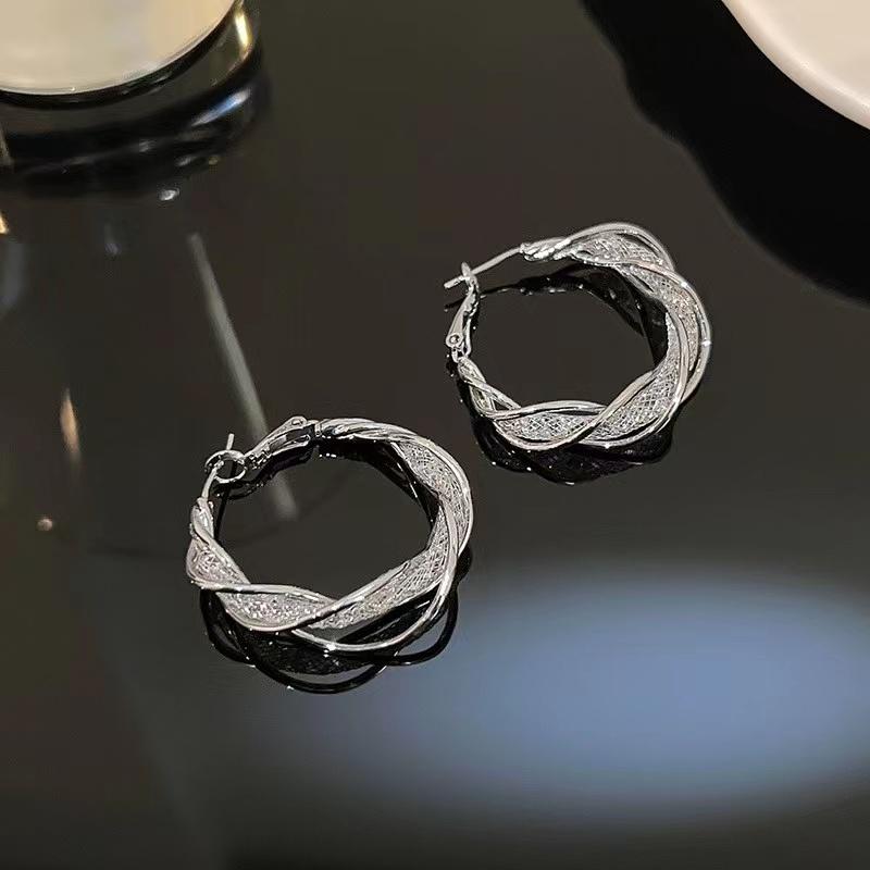 New Fashion Trend Geometric Gold Color Hoop Earrings Ladies Simple Round Hollow Pendant Open Earrings Fashion Jewelry Gift 