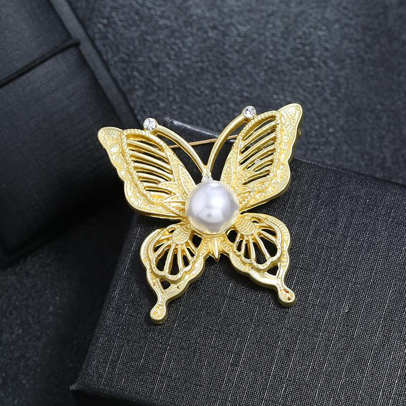 

Light luxury high-end dumb gold brooch women s fashion temperament suit coat versatile pin pearl crystal corsage