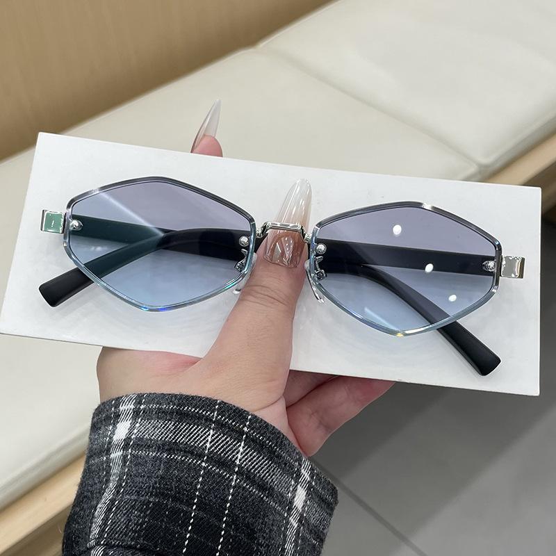 Personalized Rhombus Small Frame Sunglasses Women Fashion Polygonal Metal Frame Sunglasses Luxury Brand Punk Shades Eyewear