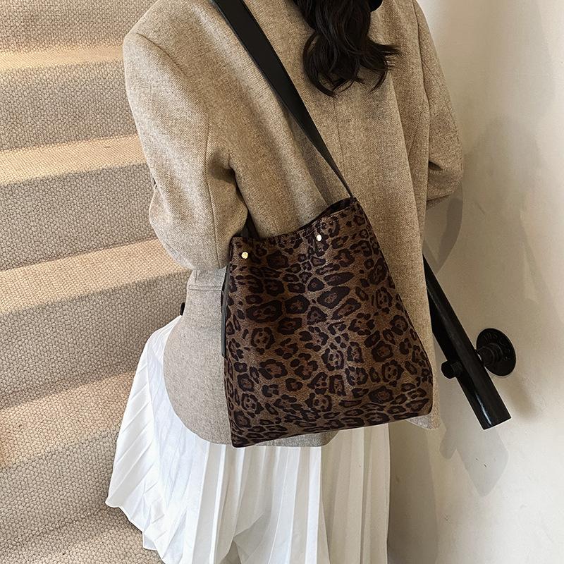 

Retro bag women s 2025 autumn and winter new trendy large-capacity high-end tote bag fashion casual shoulder bag 30*12*29