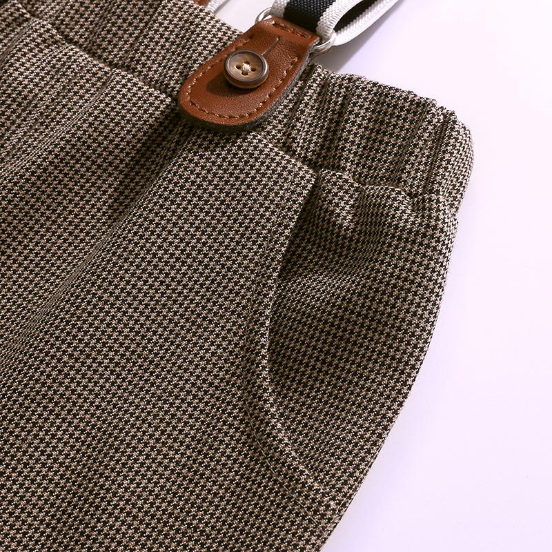 Completo formale per ragazzo in stile britannico: Completo due pezzi: Camicia con papillon, Bretelle e Pantaloni lunghi.