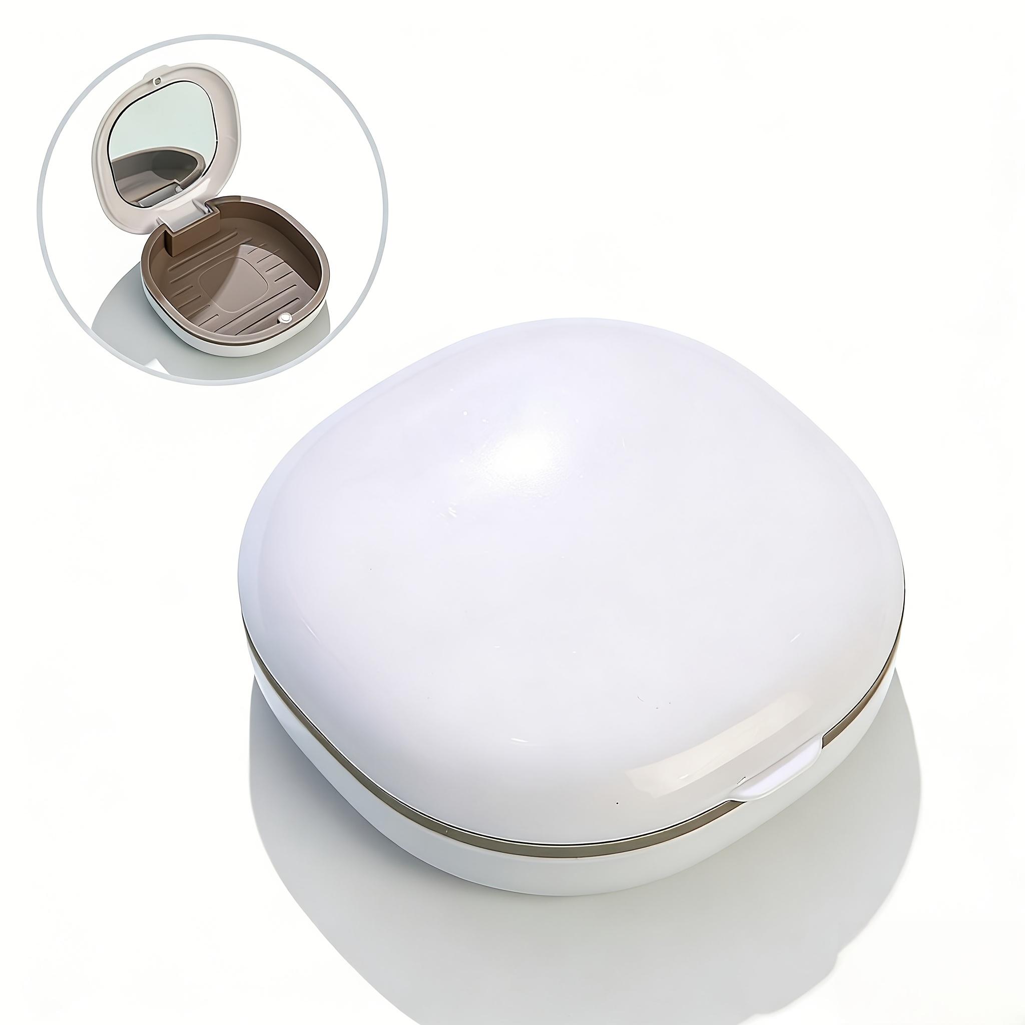 

Portable Denture Retainer and Storage Case with Mirror. The Protective Film on the Mirror Surface Needs to Be Removed Before Use белый