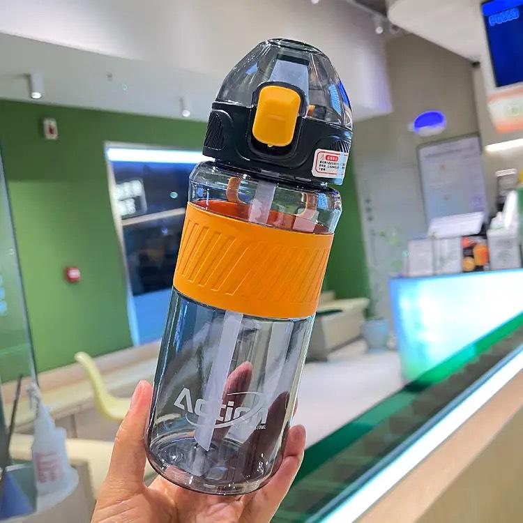 

Пластиковый стакан большой вместимости с нескользящим покрытием, с выдвижной соломинкой и рукавом - Портативный, ударопрочный стакан для питья для студентов 610 ml