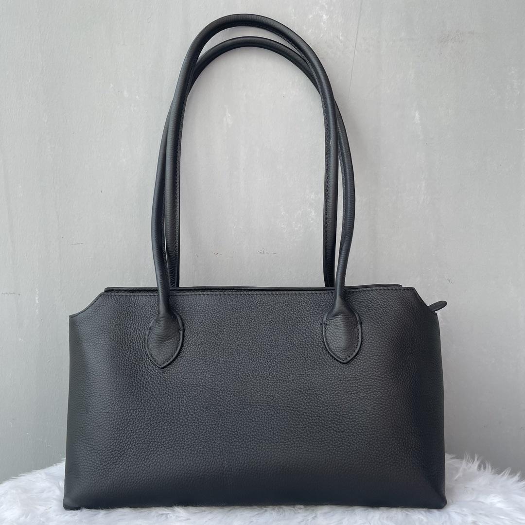 

Маленькая толпа Роу Натуральная кожа Женская сумка Ультраминималистичный стиль Большая вместимость Сумка-тоут Сумка с одним отделением Сумка под мышкой Ручная сумка 33x17x20.3cm чёрный