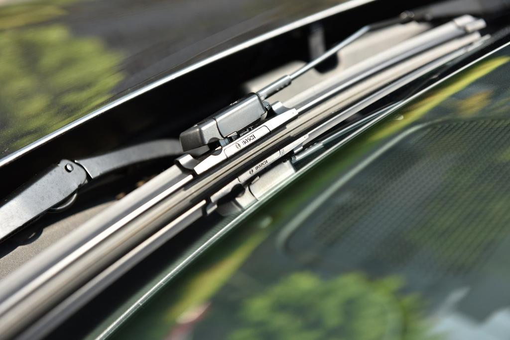 BOSCH AeroTwin 800mm Universal Flat Wiper Blades for Imported Vehicles (AP32U)