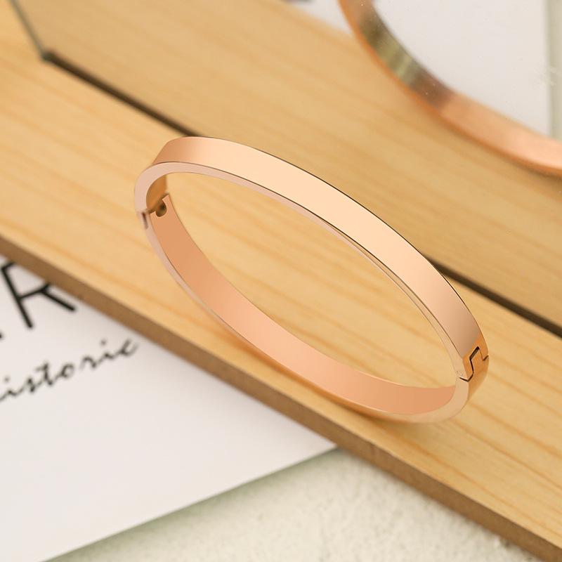 2024 neues Armband aus Titanstahl verliert nicht die Farbe, neues fortschrittliches Gefühl für Damen voller Diamanten und einfacher Explosionen aus Roségold und Goldseife