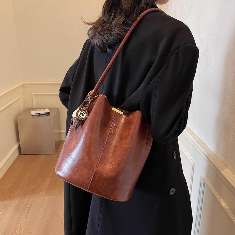 Trend 2025 New Winter Casual Fashion Bucket Retro Shoulder Bag Versatile Underarm Handbag