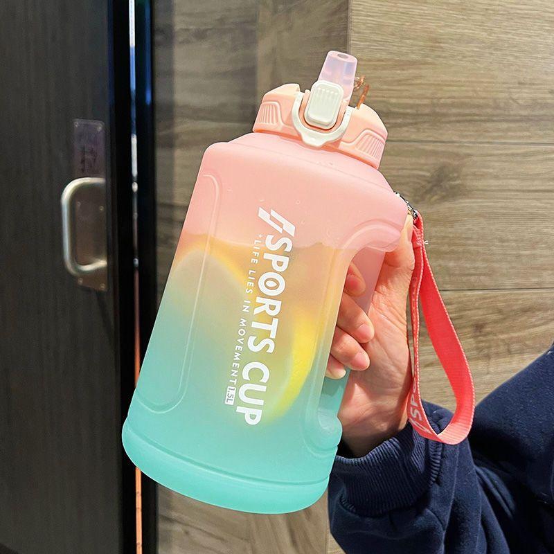 1500/2300ml Sportsvattenflaska Fitnesskittel med Sugrör Utomhus Stor Stor Kapacitet Gradient Plast Bärbar Återanvändbar Vattenflaska