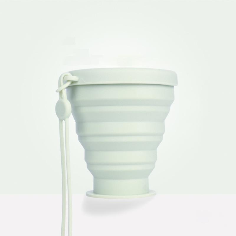 Silicone foldable travel water cup, press-to-collapse design, convenient for outdoor use and easy to carry and store.