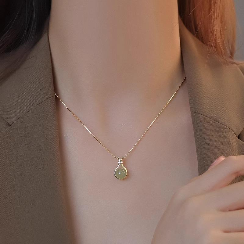 A Single-piece Green Minimalist Luxury Necklace with a Faux Hetian Jade Lucky Bag Pendant. Simple Jewelry Suitable for Everyday