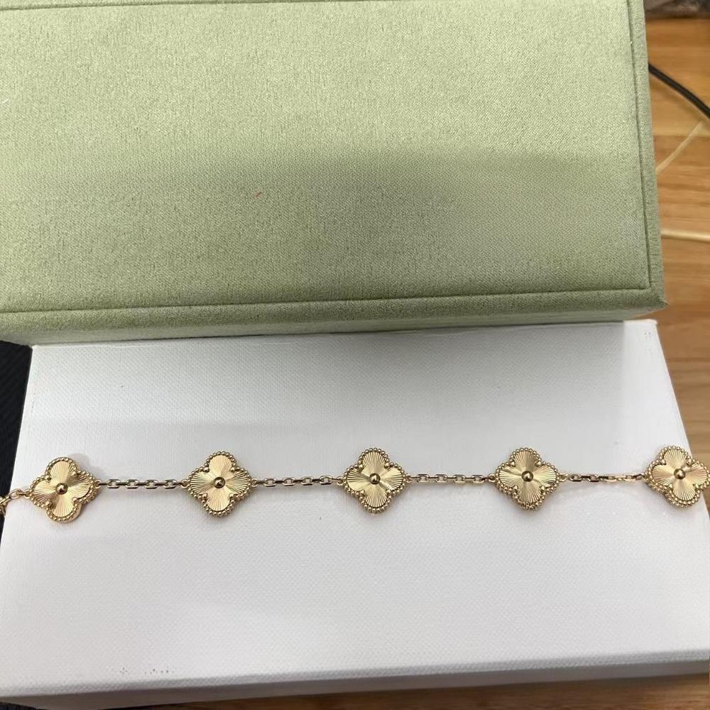 Vierblättriges Klee- und Fünfblüten-Armband mit rotem Achaten - Ein Geschenk für deine Freundin