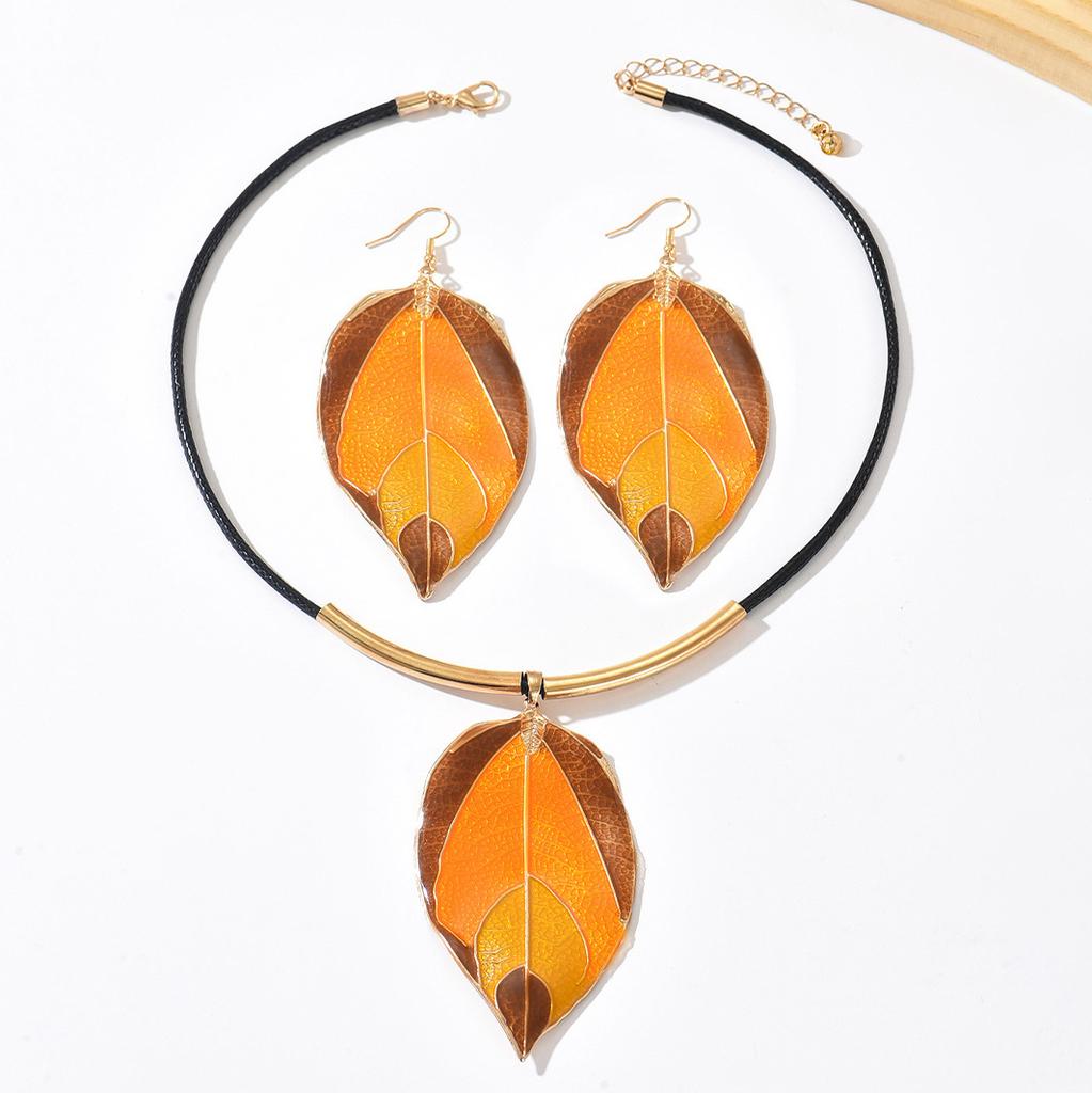 Hip-hop Enamel Leaves Shaped Metal Necklace for Women Circular Tubes Minimalist Exaggerated Black PU Rope Pendant Necklace
