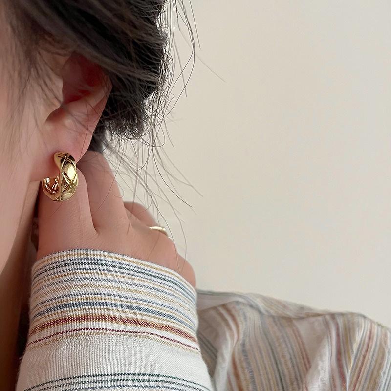 Elegant Diamond Metal Retro Earrings for Women - Versatile, Fashionable, and High-End Korean Style Accessories