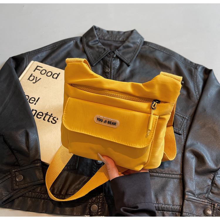 

Japanese messenger bag small tote bag 2025 new trendy travel mobile phone bag casual commuting versatile light messenger bag жовтий