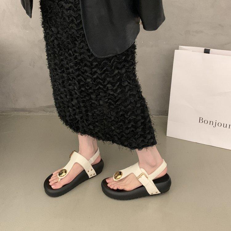 Thick-soled Roman sandals women's summer wear 2025 new Internet celebrity versatile casual flip-flops beach shoes tide