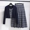 Herbst 2025 Damen Dreiteiler: Karierte Hosenträgerweste, Langärmliger Schal-Cardigan und Midirock.
