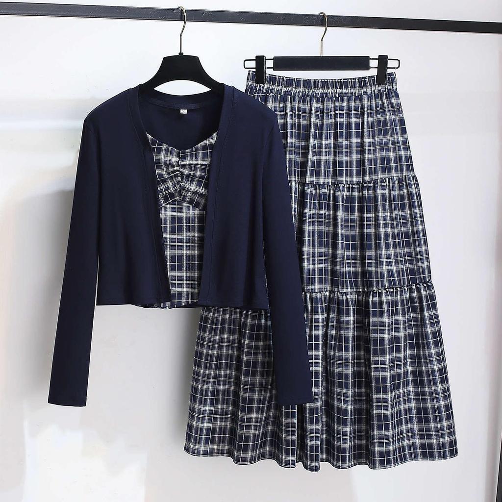 Herbst 2025 Damen Dreiteiler: Karierte Hosenträgerweste, Langärmliger Schal-Cardigan und Midirock.