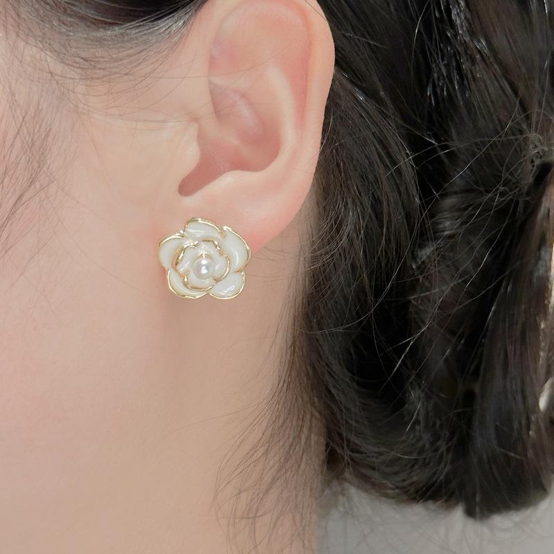 High-End-Ohrringe Französische Kamelienperlen-Ohrstecker Neujahrsflut Retro-Temperament-Ohrringe
