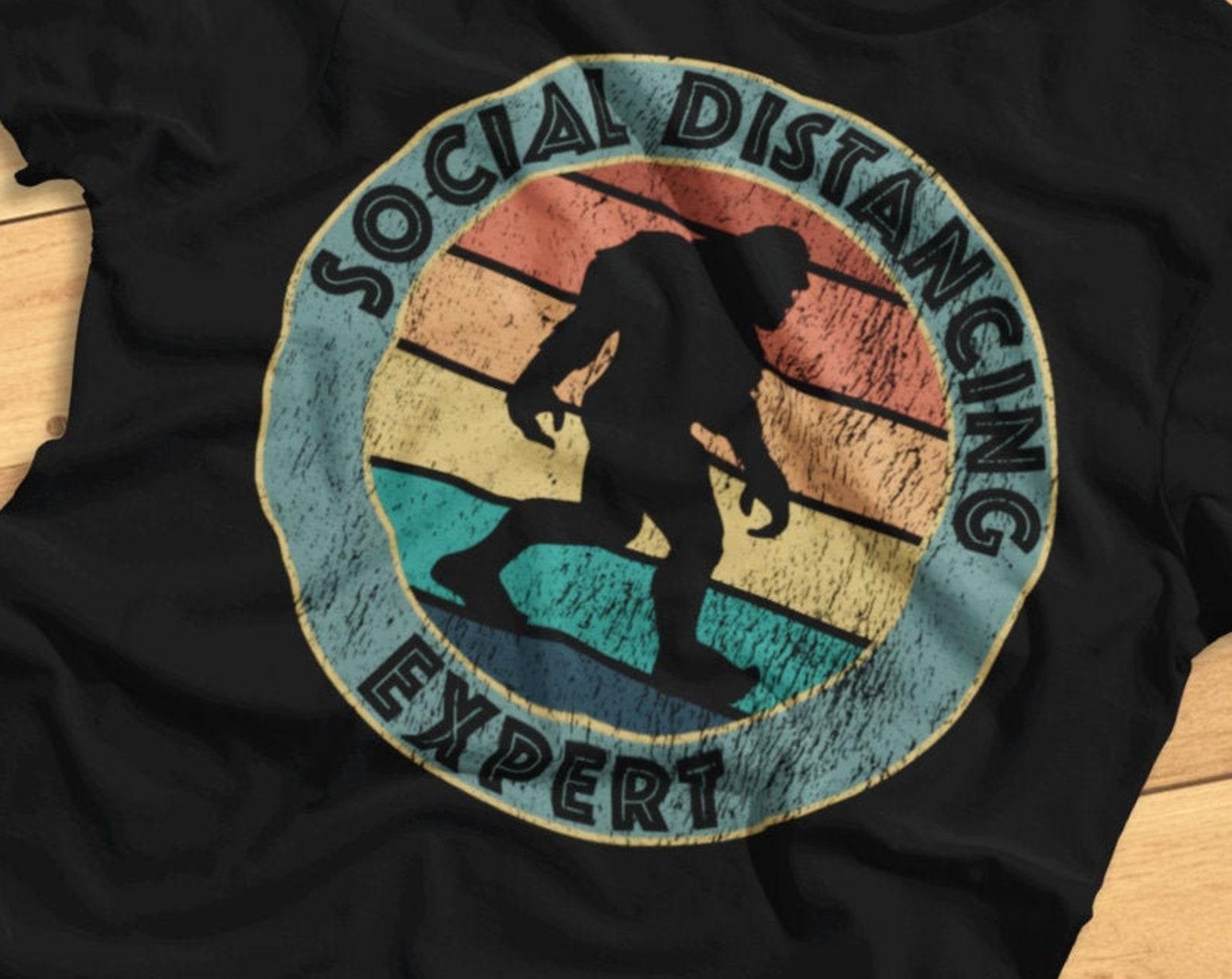 Social Distancing Expert - Funny Bigfoot, Sasquatch - T-Shirt 4XL