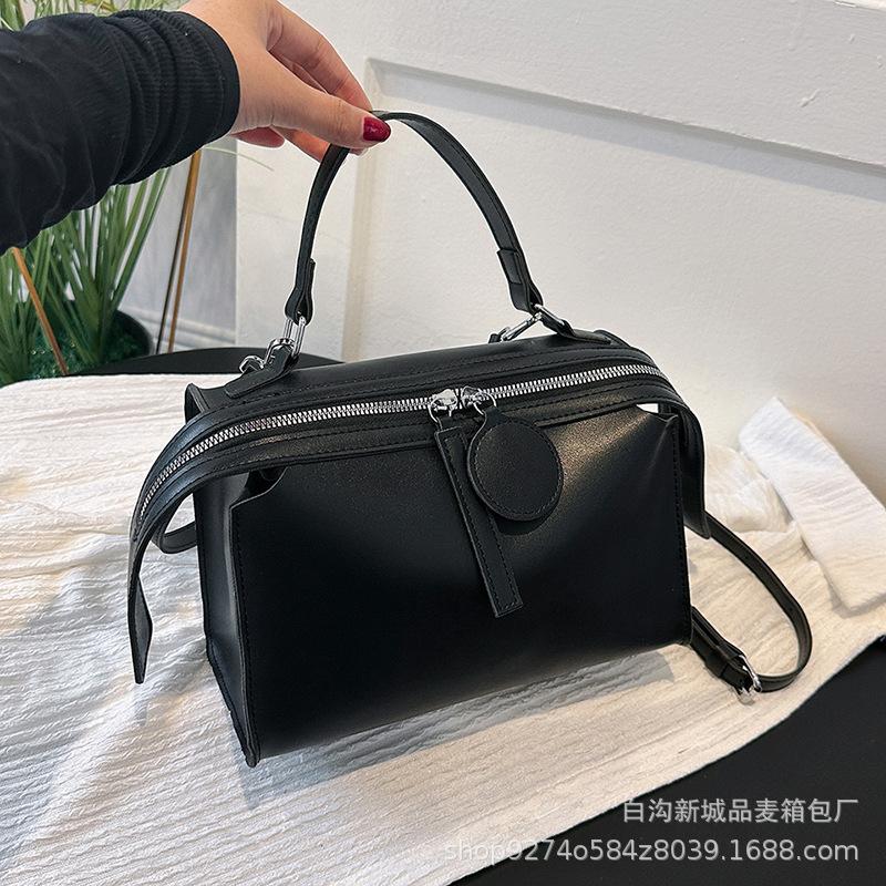 

French niche temperament hand-held bag women s 2025 new Internet celebrity popular shoulder bag fashionable women s crossbody bag чёрный