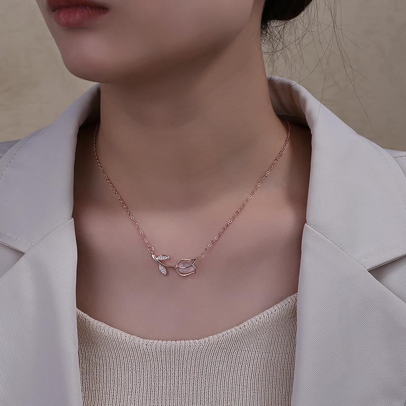 Tulip Necklace for Women Simple Exquisite Rose Flower Design Cat Eye Collarbone Chain