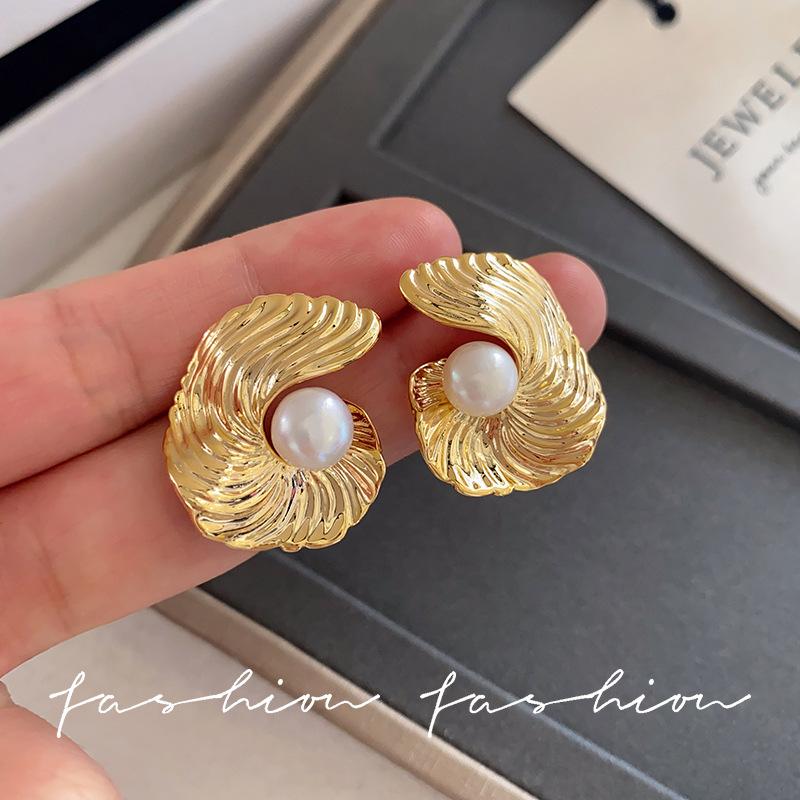 

European and American fashionable irregular geometric earrings texture round exaggerated earrings cold wind abstract niche commuter earrings