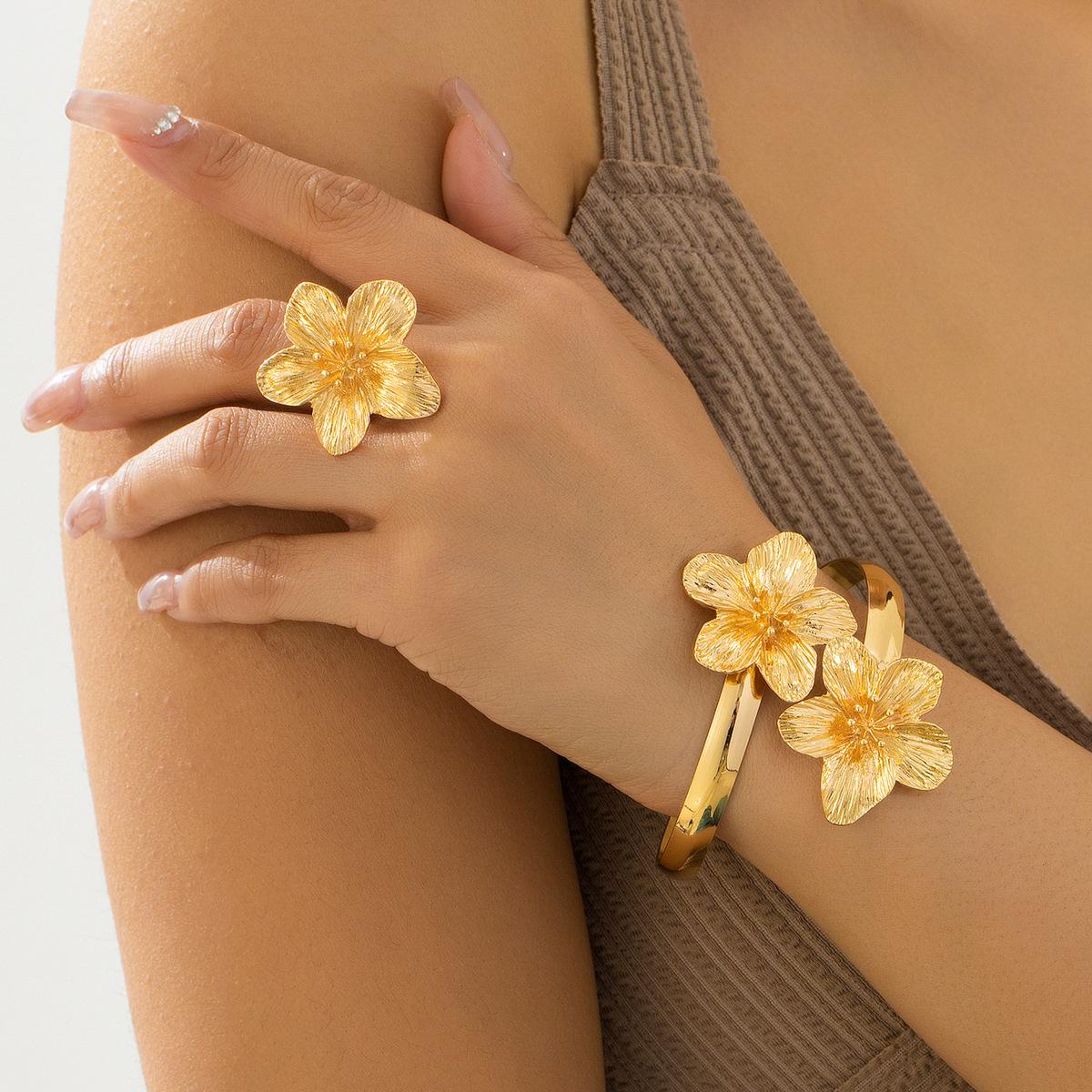 

1 Piece stud Flower Ring And 1 Piece Elegant Stud Cross Flower Bracelet Jewelry Set золотой