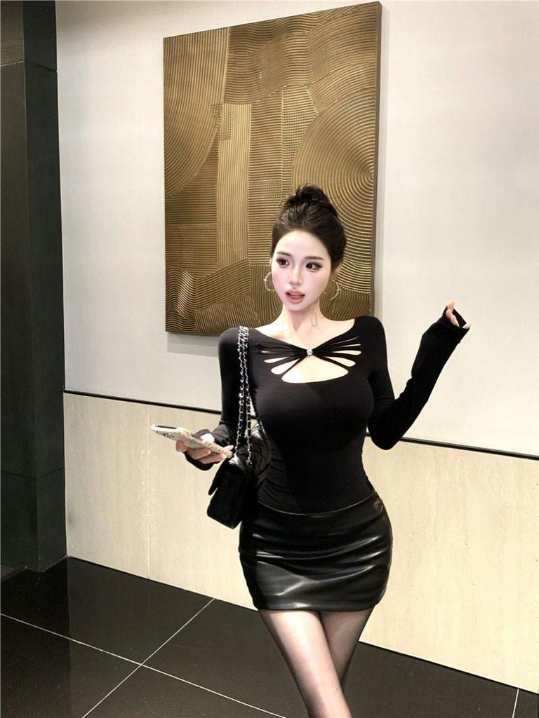 Spicy Girl Hollow Black Long-Sleeve Slim-Fit T-Shirt - Stylish and Versatile Spring Design